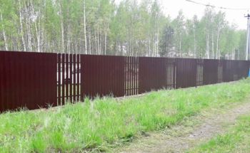Комбинированный забор из профнастила и штакетника (коричневый)	 - изображение