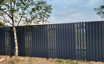 Комбинированный забор из профнастила и штакетника (графит) - изображение