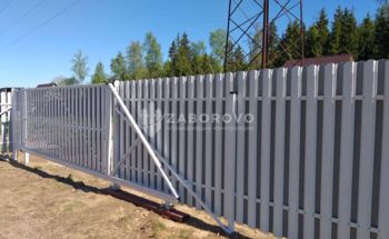 Забор из серого евроштакетника RAL 7004 - изображение