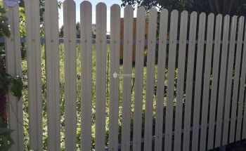 Забор из бежевого евроштакетника RAL 1014 - изображение