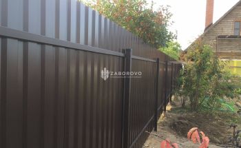 Забор из серо-коричневого профнастила RAL 8019 - изображение