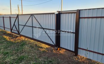 Распашная калитка коричнево-красная (RAL 8017) - изображение