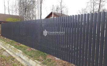 Забор из темно-серого евроштакетника RAL 7024 - изображение