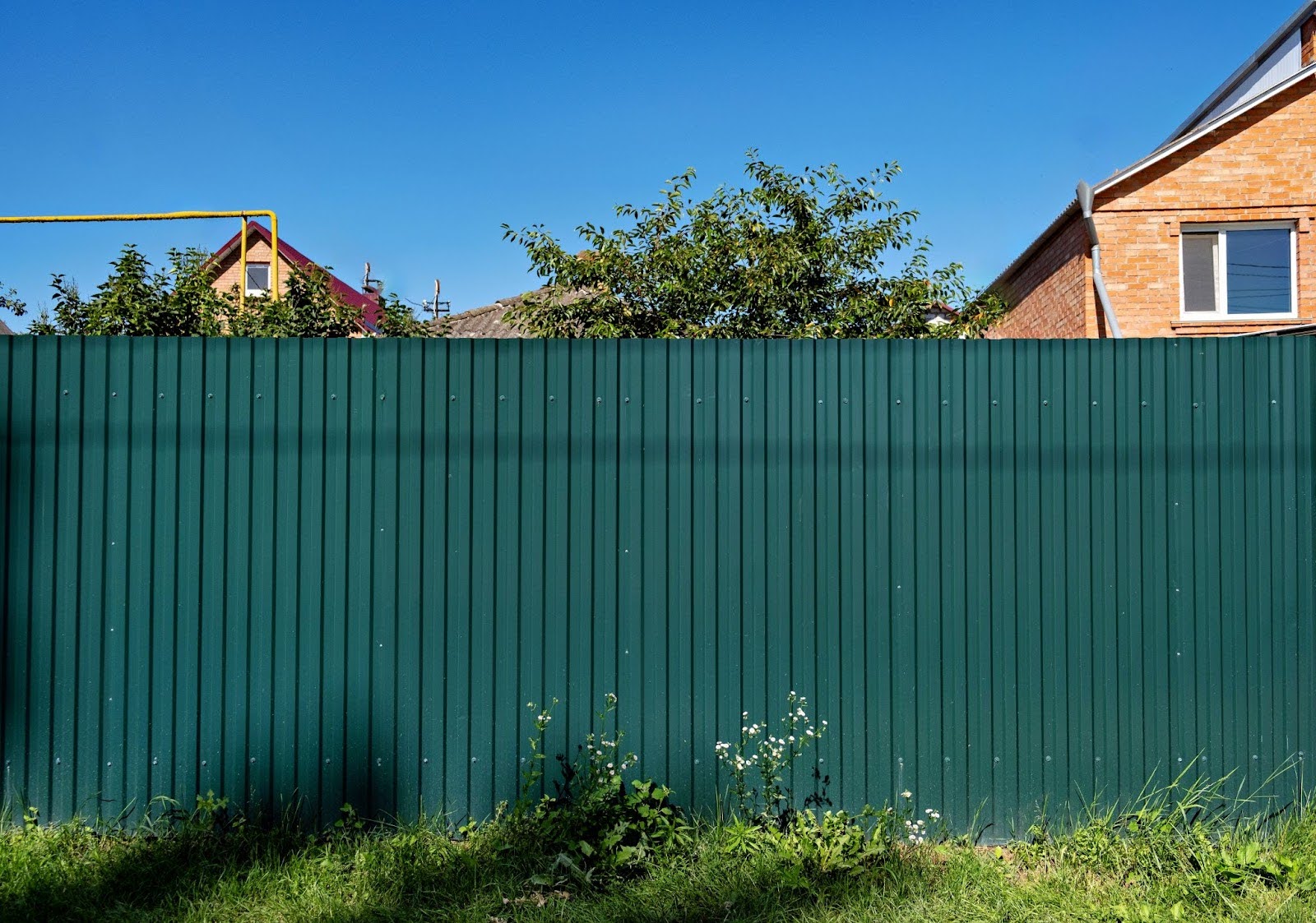 Как увеличить высоту забора из профнастила