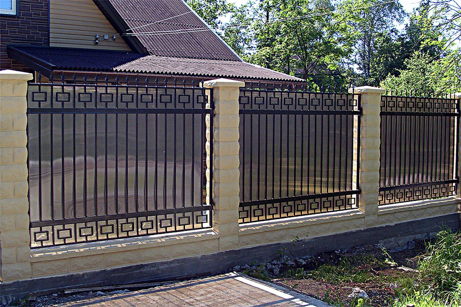 Комбинированные заборы - основные виды и преимущества - изображение