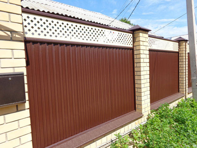 Плюсы и минусы забора из профнастила - изображение