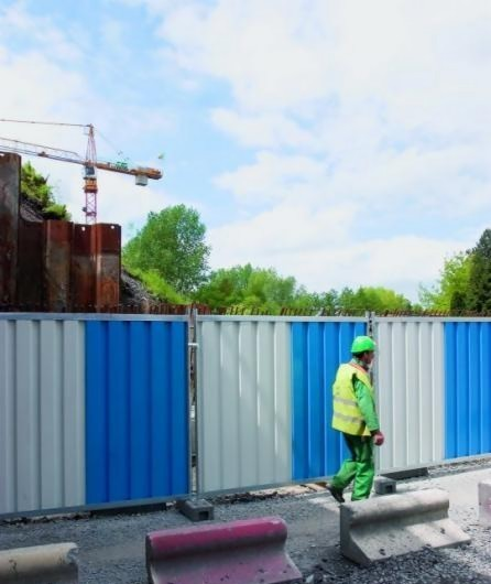 Ограждение строительного объекта забором из профнастила - изображение