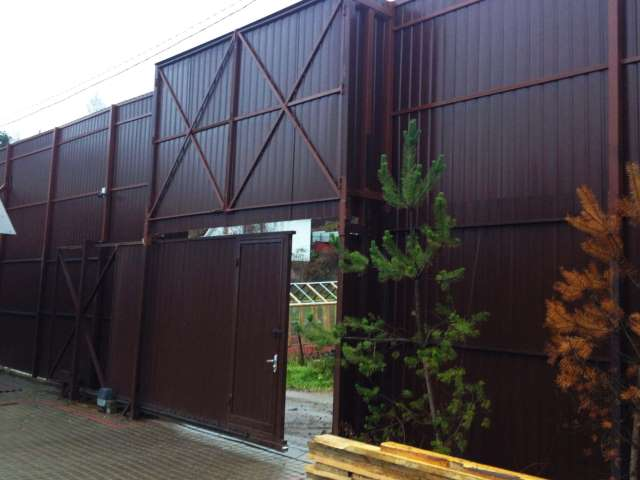 Высокие заборы из профнастила - изображение