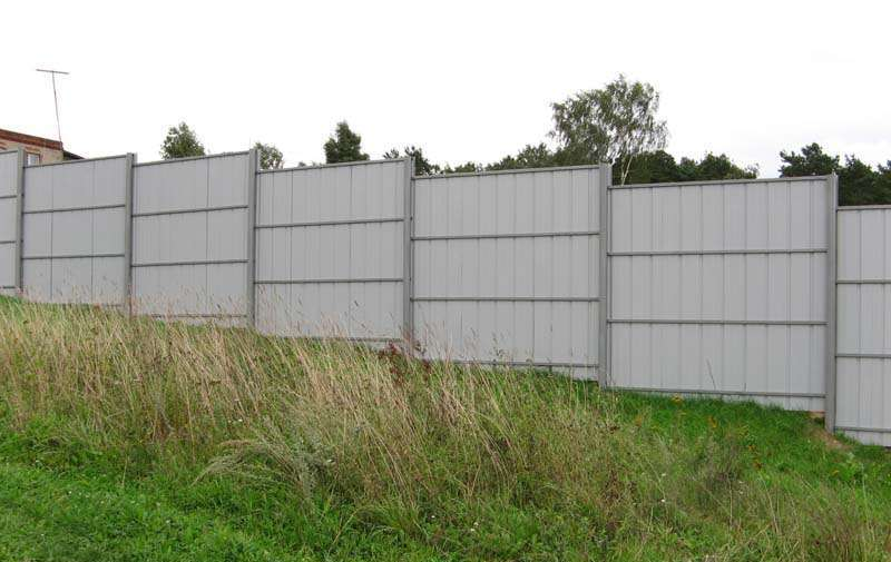 Забор из профнастила на склоне