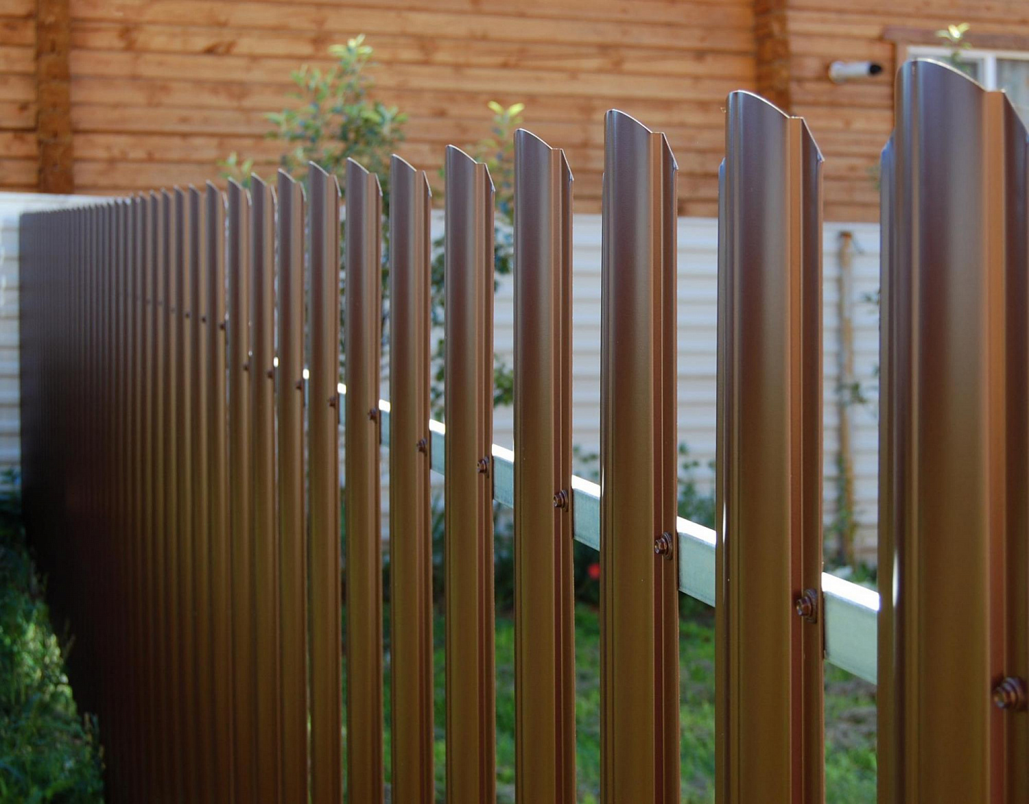 Как сделать забор из евроштакетника своими руками