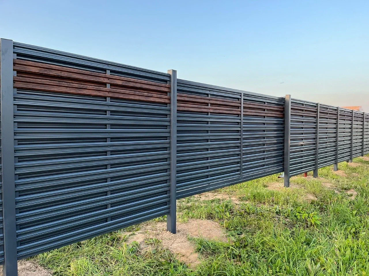 Фото заборов из горизонтального штакетника (ранчо) - изображение