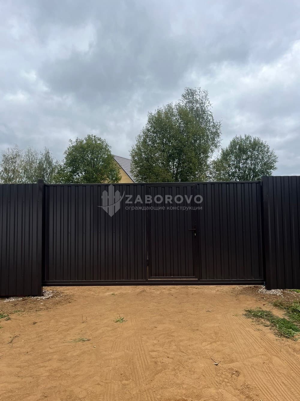 Механические откатные ворота черный янтарь (RAL 9005) - изображение