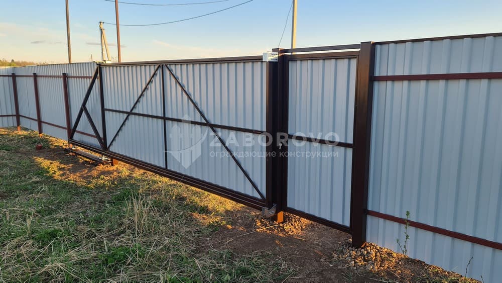 Распашная калитка коричнево-красная (RAL 8017) - изображение