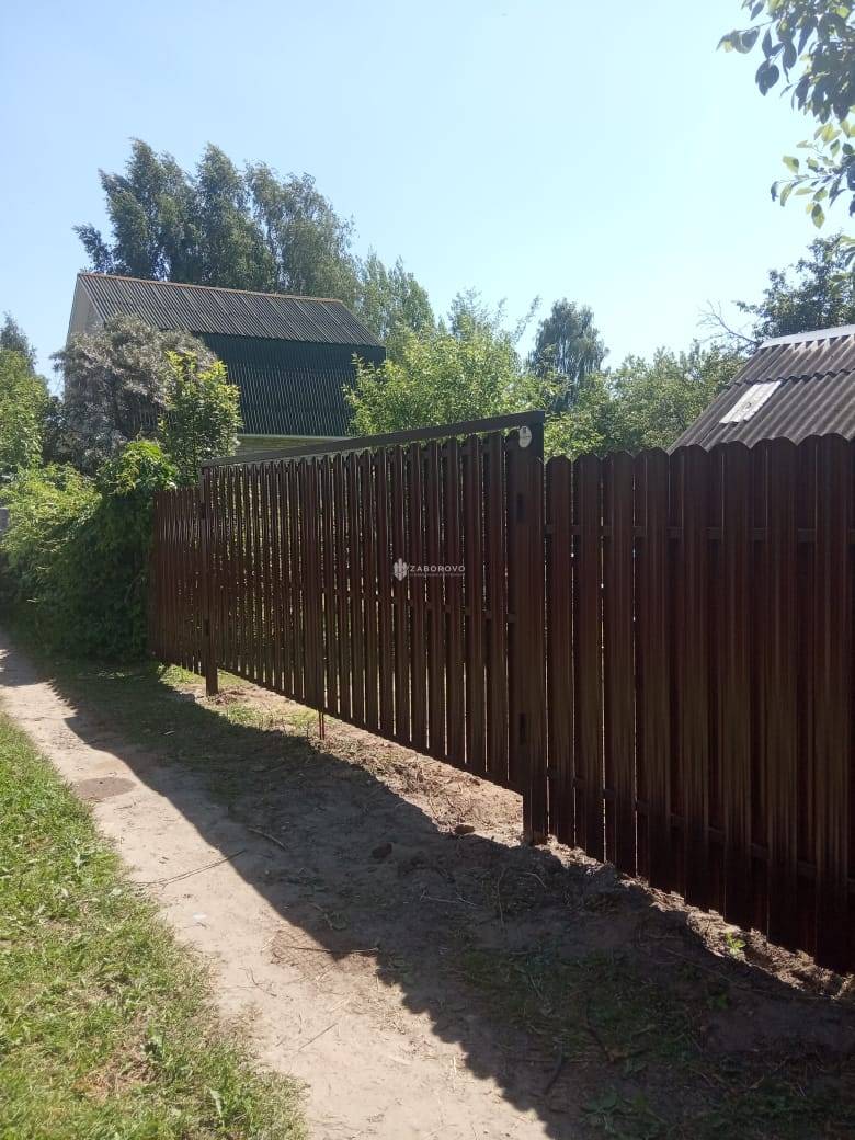 Распашные ворота коричнево-красные (RAL 8017) - изображение